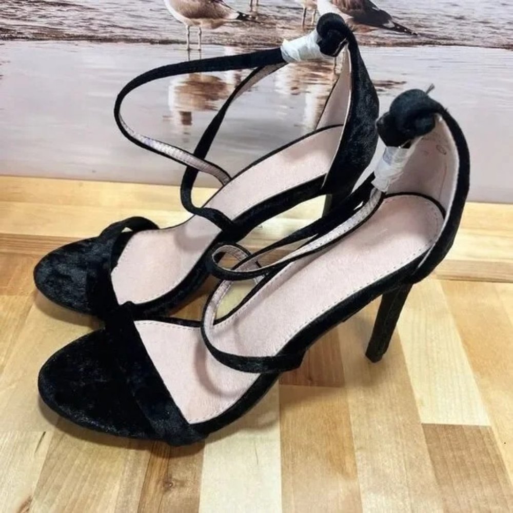SUEDE HEELS SIZE 7.5 NWOT. HOT SALE